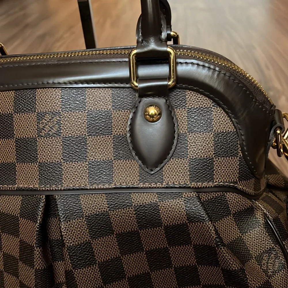 A101- 💯% authentic Louis Vuitton Trevi PM Damier bag